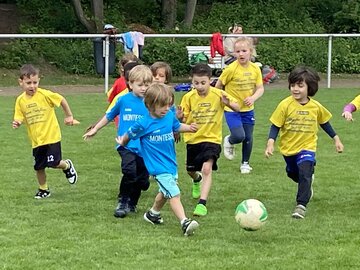 Kita-Kinder beim Fußball