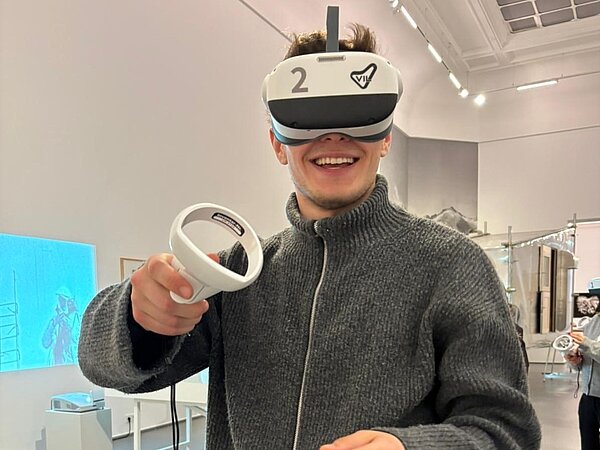 Viron mit VR Brille Azubis bei der Wohnstätte