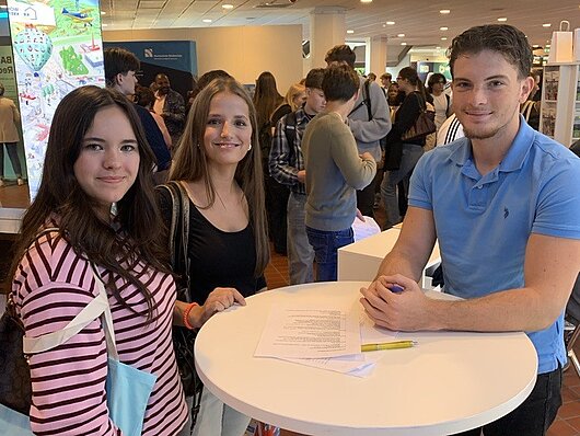 Azubi und Schüler im Gespräch