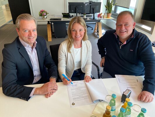 Bastian Imig, Sandra Altmann und André Schicks bei der Vertragsunterzeichnung
