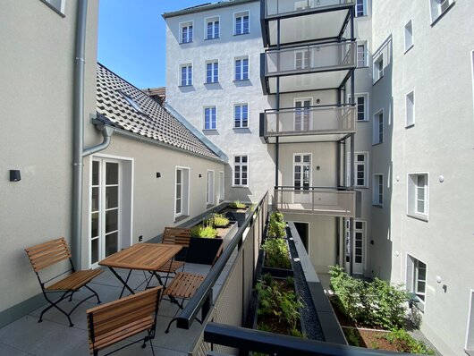 Westwall Innenhof mit Balkonen
