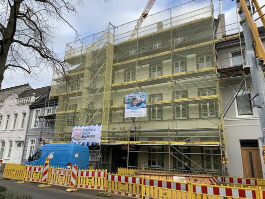 Das eingerüstete CVJM-Haus am Westwall