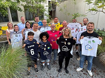 strahlende Gesichter bei der Trikot-Übergabe 