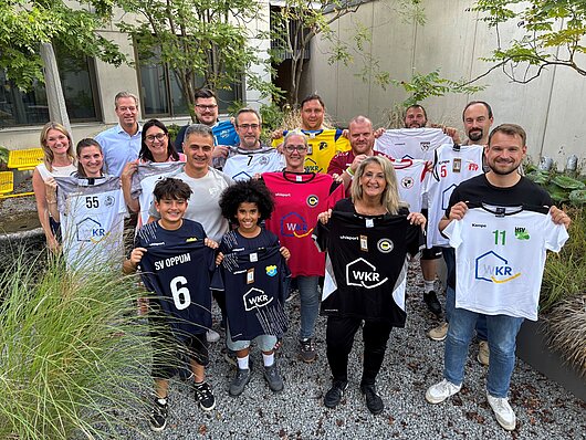 strahlende Gesichter bei der Trikot-Übergabe 