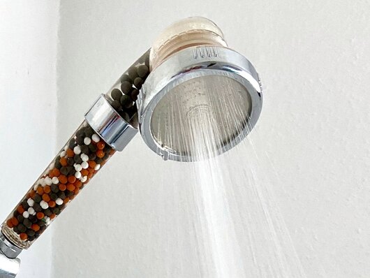 Wasser kommt aus Duschkopf