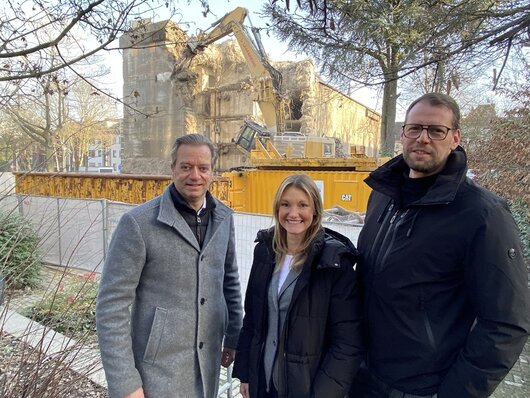 Bastian Imig, Sandra Altmann und Marcel Füser vor dem Bunker