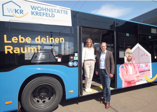 Bus im neuen Wohnstätte-Look mit Vorstand