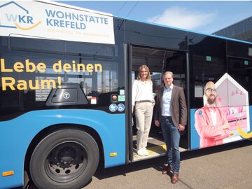 Bus im neuen Wohnstätte-Look mit Vorstand
