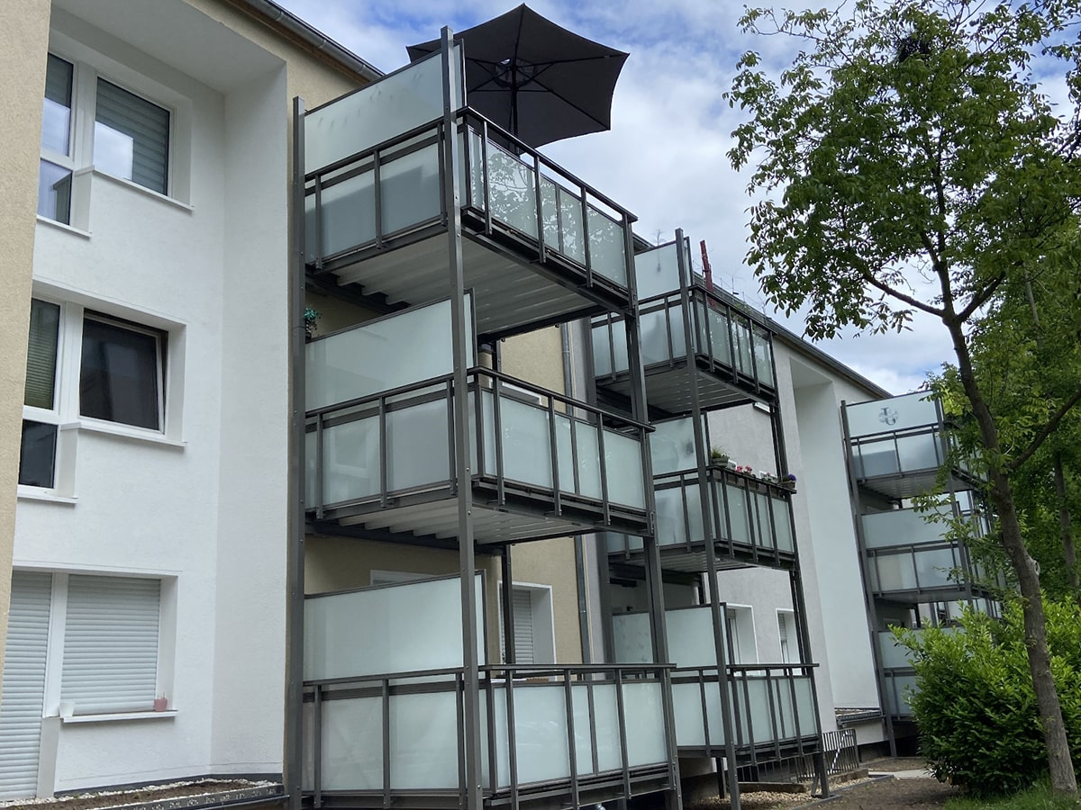 Gebäudeansicht vom Balkon