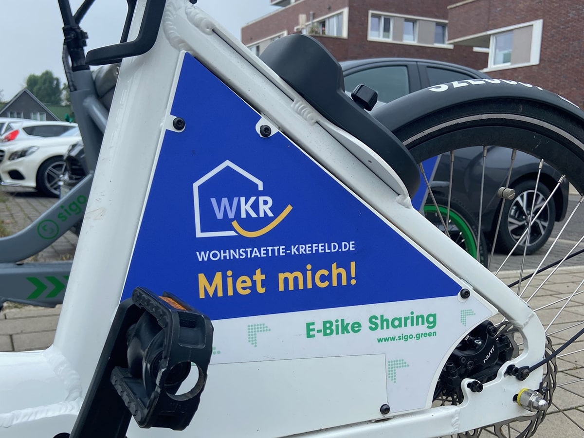 Ein Fahrrad mit dem Miet mich Schriftzug